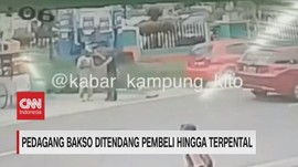 VIDEO: Pedagang Bakso Ditendang Pembeli Hingga Terpental