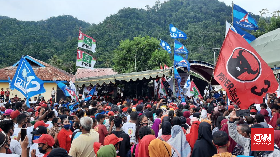 Massa Menyemut Tanpa Jarak di Kampanye Terakhir Buru Selatan