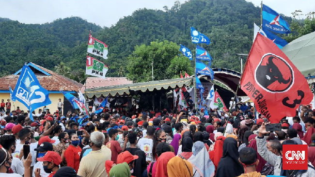 Kampanye paslon Safitri Malik Soulisa-Gerson Elyaser Selsily di Buru Selatan dipadati ribuan orang dan minim penerapan protokol kesehatan.