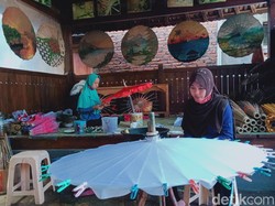 Perajin Payung Lukis Bertahan di Tengah Pandemi Tanpa Bantuan