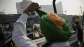 FOTO: Petani India Kepung Ibu Kota Tuntut UU Pertanian Baru Para petani India berdemo memakai truk dan trailer di ibu kota India untuk menuntut UU Pertanian Baru
