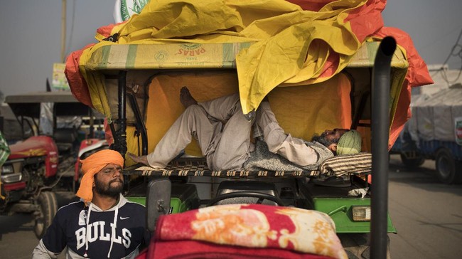 Ribuan petani India pulang setelah protes selama setahun terhadap kebijakan pertanian pemerintah sejak November 2020.