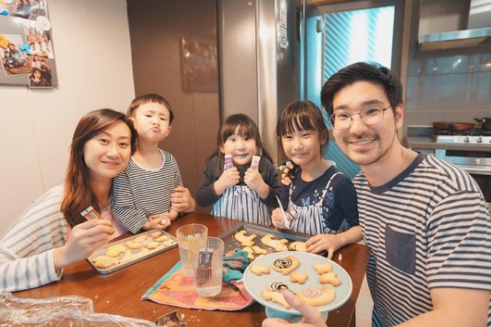 Berikut potret Kimbab Family saat membuat cookies bersama, dalam captionnya mama Gina mengatakan bahwa anak-anak paling bahagia jika memasak cookies bersama. Diketahui mama Gina memang pintar sekali memasak. Ia selalu membagikan berbagai konten memasaknya di channel youtube kimbab family. Tak jarang, kimbab family selalu mengundang beberapa youtuber lain seperti mas Han Sol (Korea Roemit) dan Sunny Dahye (Instagram/@kimbabfamily.official)