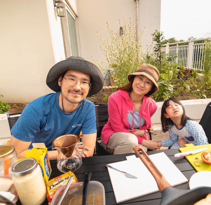 Kalau kamu ngikutin channel Kimbab Family, pasti sudah tak asing lagi dengan salah satu bagian rumah mereka yaitu kebun sayurnya. Mama Gina dan appa Jay selalu mengajak Sunji, Yunji, dan Jio berkebun ria lho, seru banget kan? Berikut potret mama Gina, appa Jay, dan Yunji anak tengah mereka (Instagram/@kimbabfamily.official)