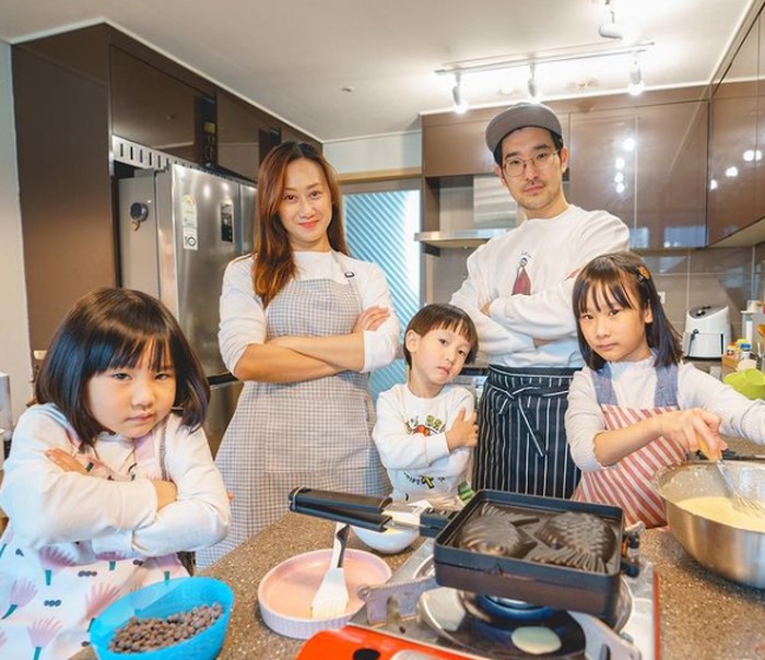 Lagi-lagi potret mereka memasak bersama. Sunji, Yunji, dan Jio juga Papa Jay bergaya menunggu masakan yang sedang mereka masak yaitu Bungeoppang, salah satu makanan khas Korea. Kompak dan seru banget ya! (Instagram/@kimbabfamily.official)