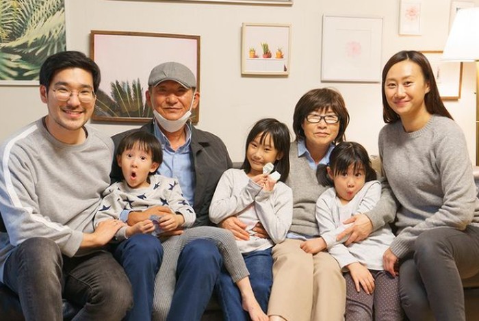 Karena mama Gina memutuskan untuk menetap di Korea bersama suami dan anak-anaknya, maka tak jarang kakek dan nenek mereka sering berkunjung ke rumah dan berbagi keseruan mencicipi berbagai makanan Indonesia yang dimasak mama Gina (Instagram/@kimbabfamily.official)