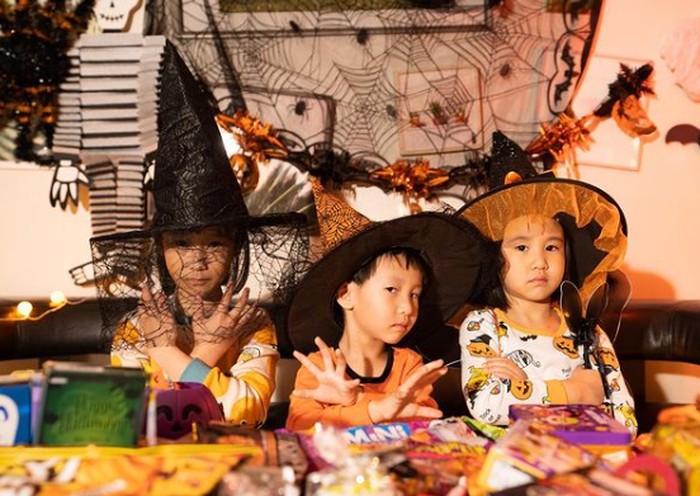 Nah berikut keseruan Sunji, Yunji, dan Jio saat berdandan merayakan Halloween. Lucu dan seru banget ya, Ladies! Dengan berbagai permen dan coklat kesukaan, mereka terlihat manis dan lucu. (Instagram/@kimbabfamily.official)