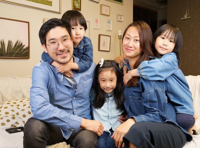 Keseruan mereka juga didukung dengan kompaknya mereka menggunakan jenis outfit yang sama, mulai dari warna sampai modelnya. Salah satunya di potret satu ini, mereka berlima menggunakan outfit denim yang cute abis (Instagram/@kimbabfamily.official)