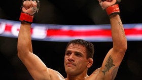 Dos Anjos Menangi Duel Brutal di UFC 272