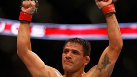 Dos Anjos Ingin Tiru Poirier, Buat McGregor Babak Belur