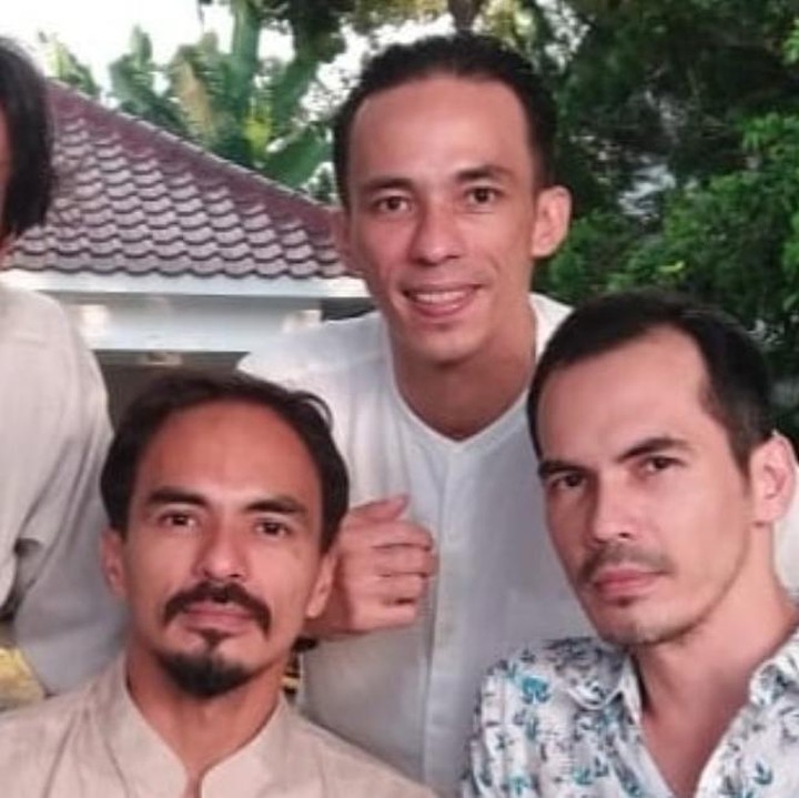 <p>Empat bersaudara Syach sempat populer pada era tahun 1990. Atalarik, Teddy, Attila, dan Attar Syach merupakan keluarga aktor, yang kerap menghiasi layar kaca dan majalah. (Foto: Instagram Attar Syach)</p>