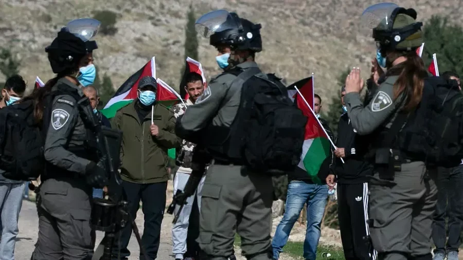 Tentara Israel membubarkan aksi protesdi Tepi Barat (AFP Photo) Tentara Israel membubarkan aksi protesdi Tepi Barat (AFP Photo)