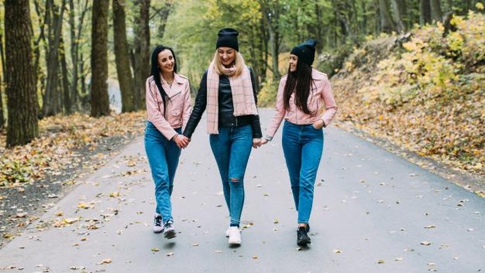 Gak Cuma Menurunkan Berat Badan, Ini 6 Manfaat Jalan Kaki Setiap Hari!