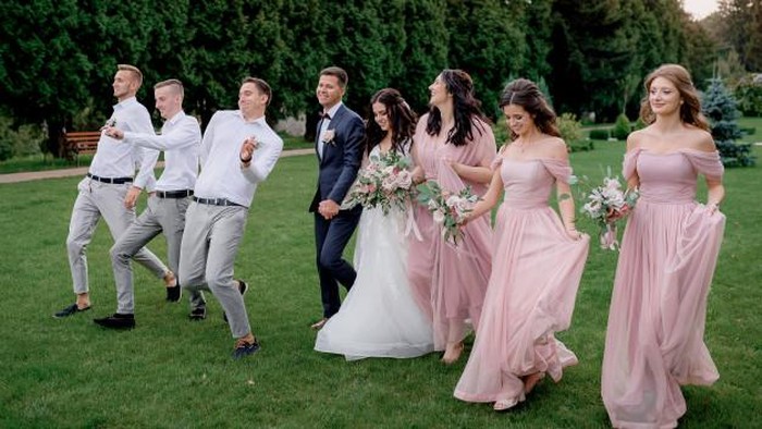 Cantik dan Elegan, Contek Hairstyle Ini Untuk Pergi ke Acara Pernikahan Yuk!