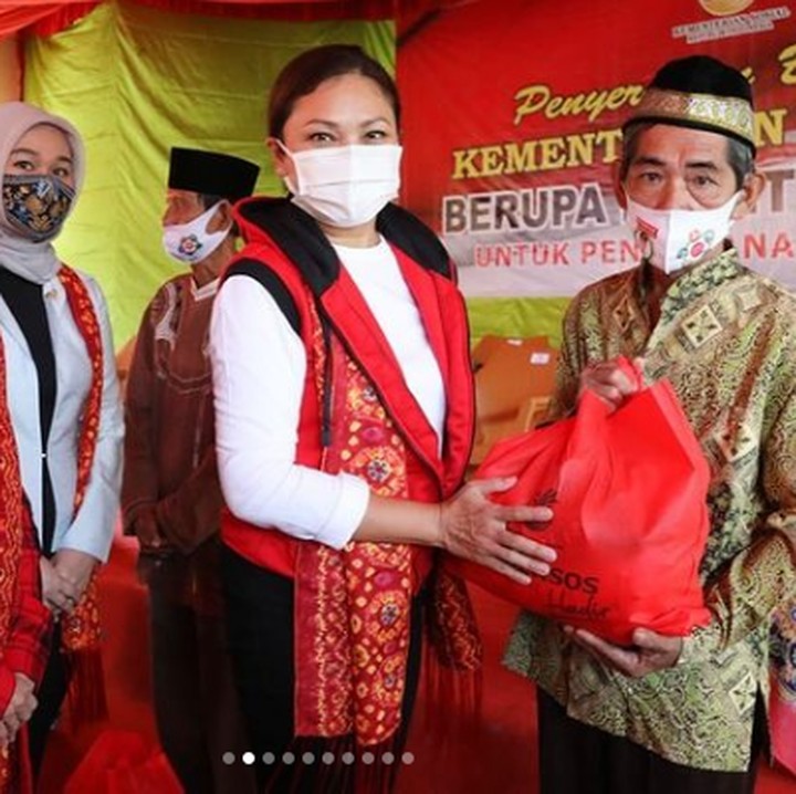 <p>Istri Mensos ini juga kerap turun langsung ke lapangan untuk memberikan bantuan sosial ke masyarakat, Bunda. (Foto: Instagram @gracebatubaraoffc)</p>