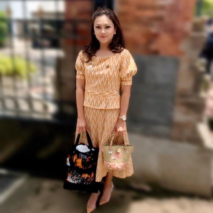 <p>Istri Mensos ini memang jarang tampil di depan kamera, Bunda. Wajar kalau parasnya yang cantik dan awet muda mengundang rasa penasaran publik. (Foto: Instagram @gracebatubaraoffc)</p>