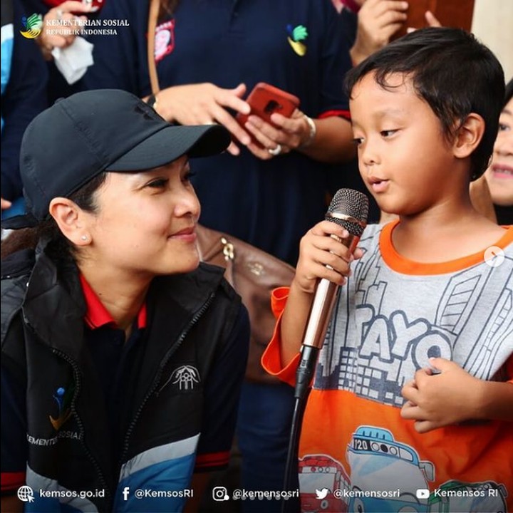 <p>Bergaya sporty, Grace menunjukkan kedekatan dengan anak-anak saat melakukan aksi sosial. (Foto: Instagram @gracebatubaraoffc</p>