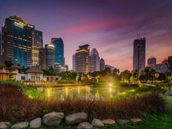 Hutan Kota Jakarta Saat Malam Hari, Cakep Banget!
