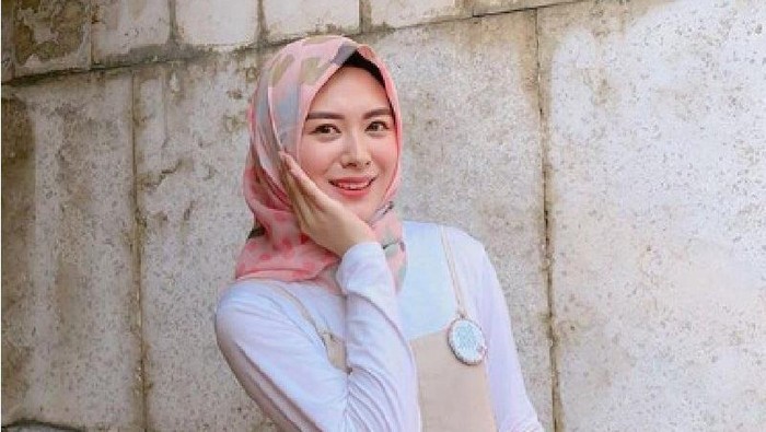 Gaya Fashion Hijab ala Korea, OOTD Jadi Mirip Artis Drakor!