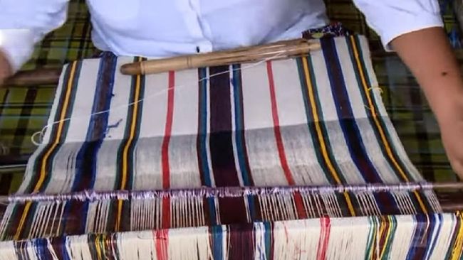 Menyaksikan pembuatan kain tenun dengan tangan dan pembibitan mutiara menjadi wisata edukasi yang menyenangkan di Lombok.