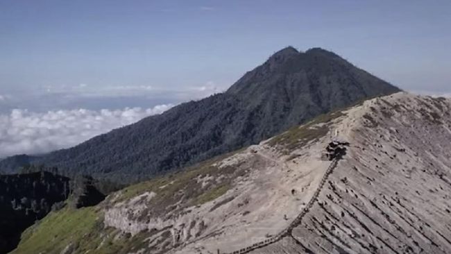 Akibat pandemi Covid-19, kini mendaki gunung #DiIndonesiaAja pun memiliki sejumlah ketentuan baru, termasuk di Gunung Ijen, Banyuwangi.