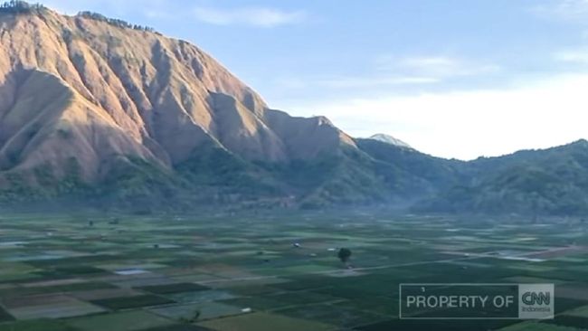 Kisah mendatangi spot-spot alam #DiIndonesiaAja sambil memburu surga rahasia di kaki Gunung Rinjani, Lombok Timur.