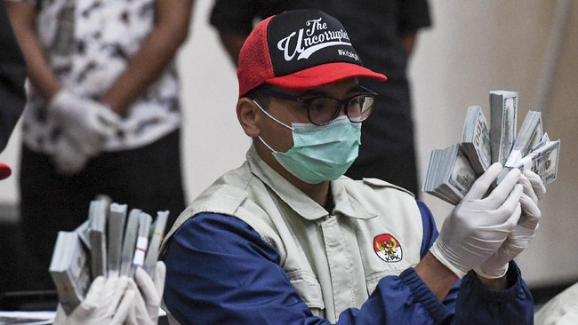 Adi Wahyono, tersangka kasus korupsi bansos corona menyerahkan diri ke KPK. Ia datang pukul 09.00 WIB pada Minggu (6/12).