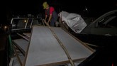FOTO: Bersih-bersih Alat Kampanye di Masa Tenang Pilkada Tiga hari sebelum hari H pilkada serentak 9 Desember, diberlakukan masa tenang. Kegiatan kampanye dilarang di masa tenang ini, alat peraga juga harus dicopot