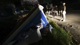 FOTO: Bersih-bersih Alat Kampanye di Masa Tenang Pilkada Tiga hari sebelum hari H pilkada serentak 9 Desember, diberlakukan masa tenang. Kegiatan kampanye dilarang di masa tenang ini, alat peraga juga harus dicopot