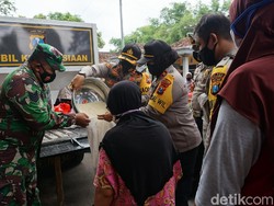 Ratusan Emak-emak Terdampak COVID-19 Dapat Beras Gratis