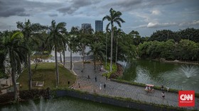 FOTO: Santai Sambil Bergaya di Senayan Park