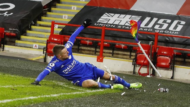 Penyerang Leicester City Jamie Vardy mematahkan bendera sepak pojok saat timnya menang 2-1 atas Sheffield United di Liga Inggris.