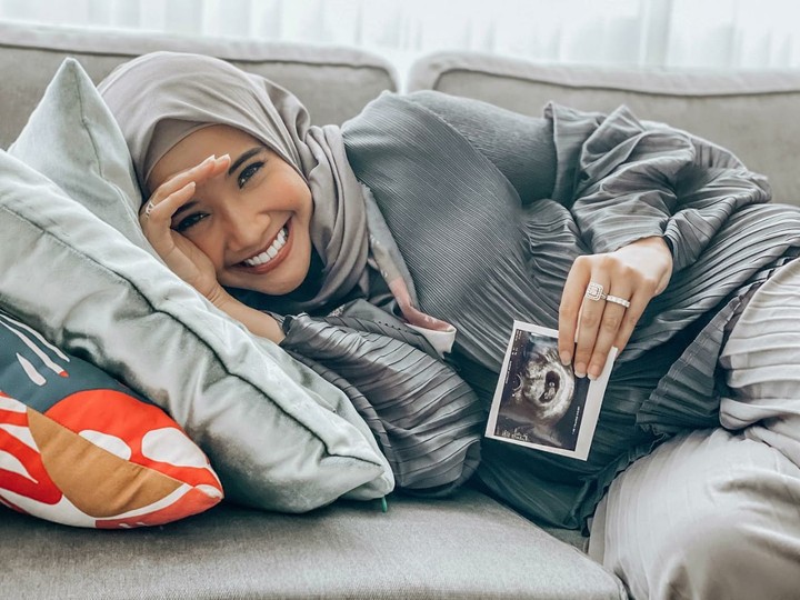 Terbongkarnya Kehidupan Bayi Tabung Zaskia Sungkar: Kisah Menyentuh Hati Yang Menginspirasi 5 Potret Kehamilan Zaskia Sungkar, Makin Cantik dan Glowing - Foto 1