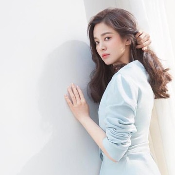 img-title 7 Gaya Fashion Song Hye Kyo yang Bikin Awet Muda di Usia 39
