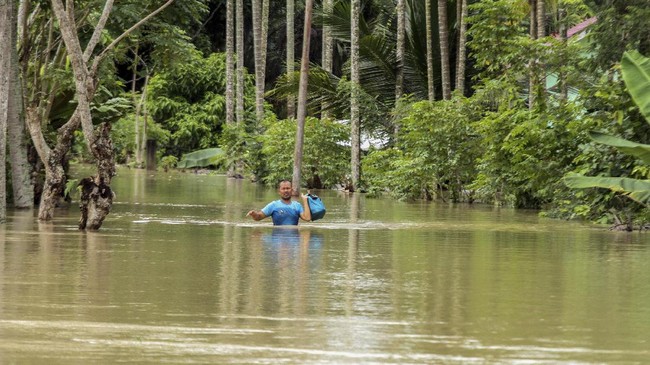 Banjir di Kabupaten Sampang yang menggenangi sebagian wilayah itu mulai berangsur surut pada pagi tadi, namun beberapa ruas jalan masih tertutup air.