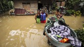 FOTO: Air Bah Banjiri Kawasan Aceh Timur dan Aceh Utara Sebanyak 27 ribu warga Aceh mengungsi karena rumahnya terendam banjir. Daerah terparah berada di Kabupaten Aceh Utara dan Aceh Timur.