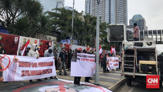 Puluhan orang di Polda Metro Jaya mendesak aparat kepolisian segera menangkap Rizieq Shihab. Polisi menjadwalkan pemeriksaan terhadap pemimpin FPI itu hari ini.