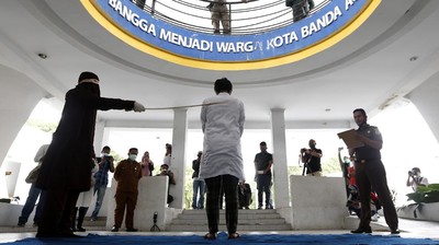 Ketahuan Mesum, Oknum Polisi di Aceh Dihukum 10 Kali Cambuk