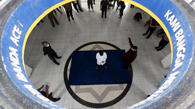 Dua pria Kristen mendapatkan hukuman cambuk sebanyak 40 kali karena telah terbukti melakukan judi dan minum miras di provinsi Aceh, Senin (8/2).