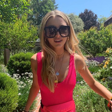 Debut Jadi Model, Putri Steve Jobs Unggah Foto Berendam tanpa Busana