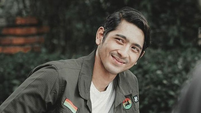 10 Potret Macho dan Ganteng Arya Saloka, Idola di Ikatan Cinta