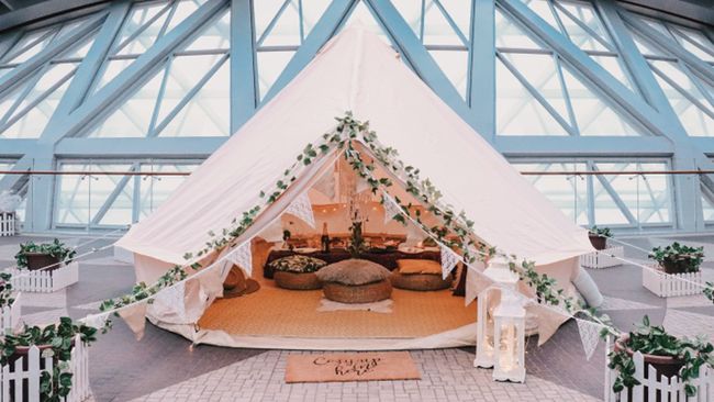 Bandara Changi di Singapura, menggelar acara staycation dengan konsep glamping di area Jewel Changi yang terkenal dengan air terjun Rain Vortex-nya.