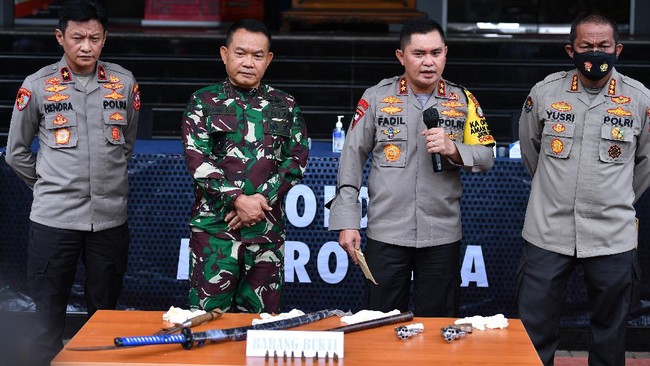 Kapolda Metro Jaya Irjen Fadil Imran menyatakan senjata api yang digunakan oleh laskar pengawal Rizieq itu merupakan senjata asli.