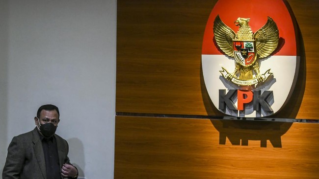 KPK menetapkan penyidiknya, Steppanus Robin Pattuju dan Wali Kota Tanjungbalai, M. Syahrial sebagai tersangka suap.