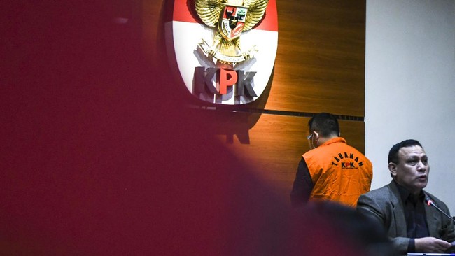 Pengamat menilai kinerja KPK di bawah kepemimpinan Firli Bahuri sejauh ini merosot, termasuk soal TWK yang menjadi persoalan beberapa pekan terakhir.