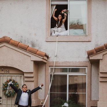 Positif Corona, Pengantin Wanita Ini Tatap Suami Ucap Janji dari Jendela