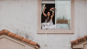 Positif Corona, Pengantin Wanita Ini Tatap Suami Ucap Janji dari Jendela