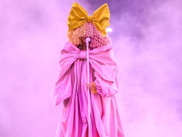 Lirik Lagu Santa Visits Everyone - Sia