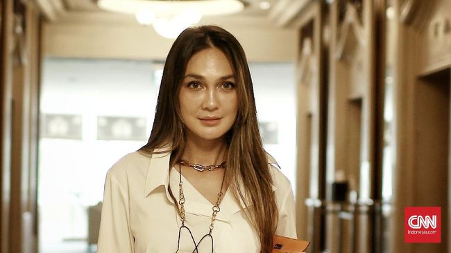 Luna Maya berharap pemerintah dengan serius mendukung industri hiburan, bukan sekadar "lip service" belaka.