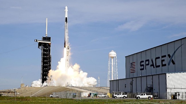 Pemerintah menyatakan telah mengundang CEO SpaceX Elon Musk untuk membangun landasan peluncuran roket ke luar angkasa di Indonesia.